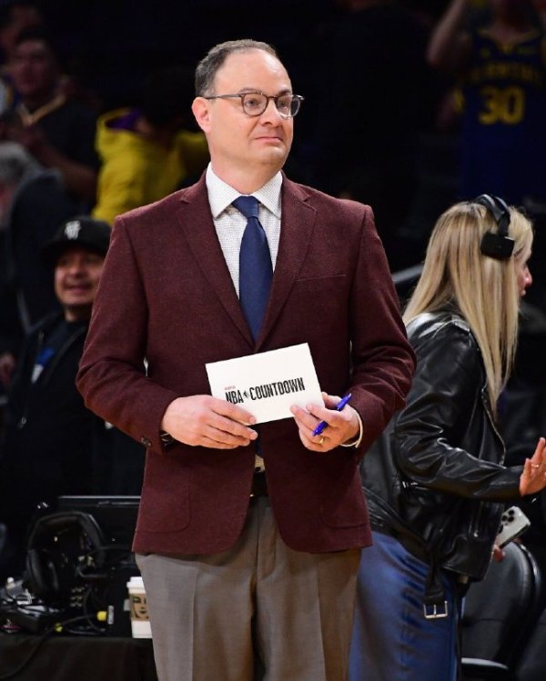 巅峰国际 重磅！NBA最巨擘记者文告退役 摒弃30年生计